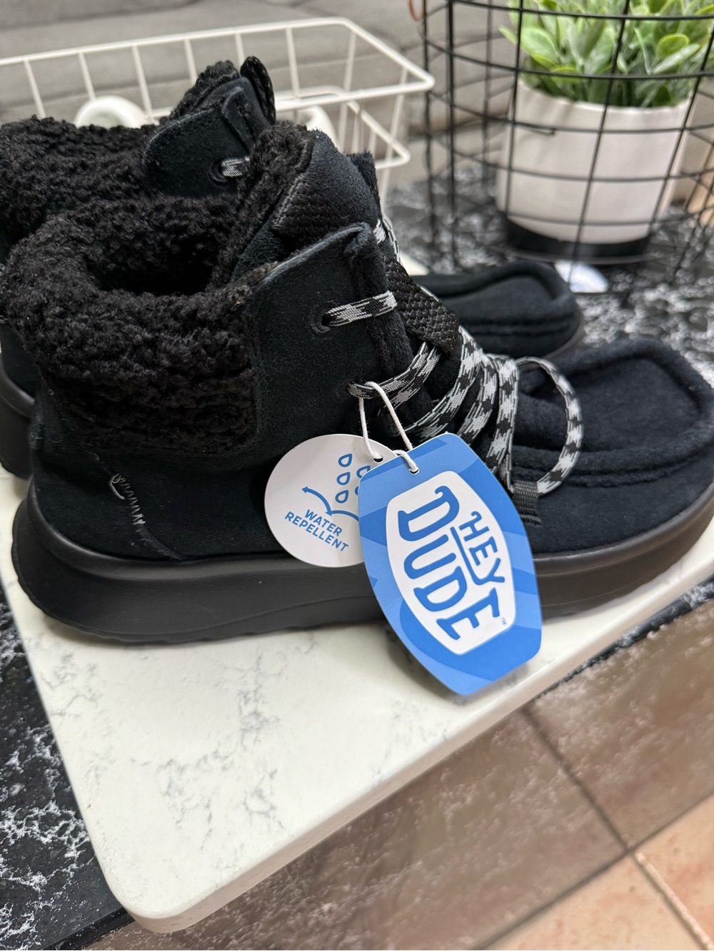 Hey dude women’s  Black Fleece-Lined Winter Sneakers - Picture 3 of 7